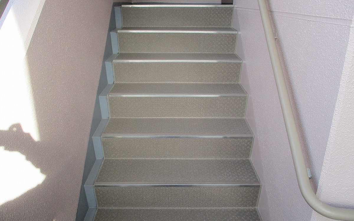 階段床長尺シート貼り　施工完了