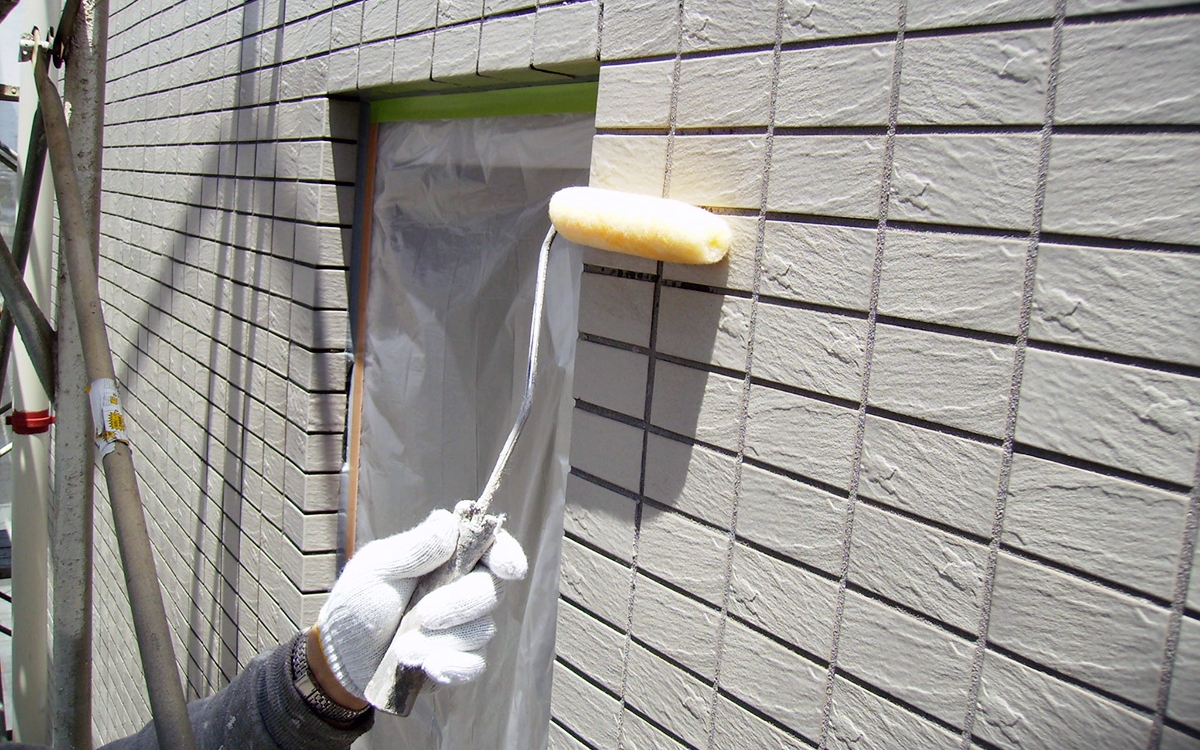 防水防止剤をタイル外壁に塗布