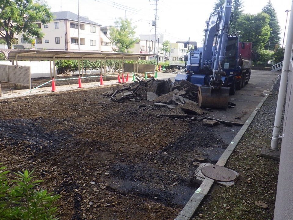 駐車場改修工事：アスファルト撤去