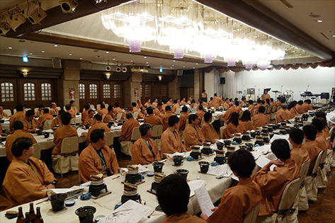 ホテル鐘山苑にて新年会。社員のみんなでの催しは大変楽しいひと時でした。